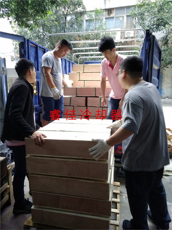 工程機(jī)械液壓油散熱器裝車發(fā)貨.jpg 工程機(jī)械液壓油散熱器裝車發(fā)貨.jpg