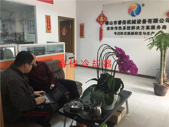 客戶到訪睿佳冷卻器，商討方案.jpg