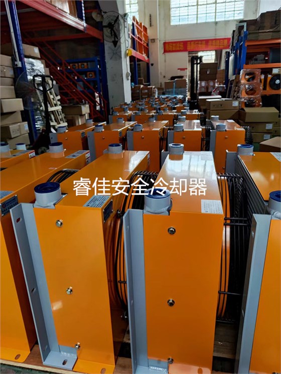 風(fēng)冷卻器AH1680.jpg 風(fēng)冷卻器AH1680.jpg