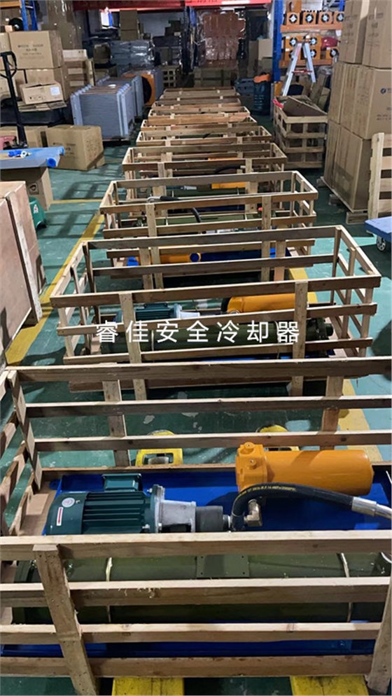 自循環(huán)水冷卻器發(fā)貨.jpg 自循環(huán)水冷卻器發(fā)貨.jpg