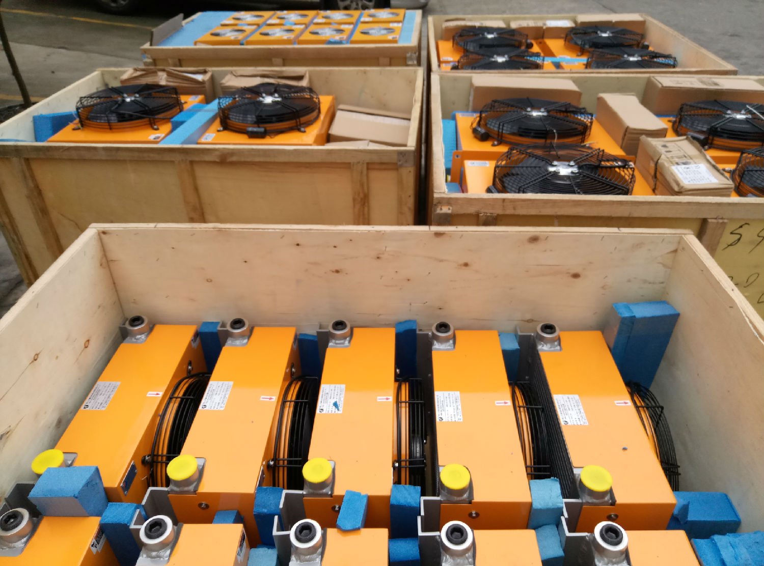 【冷卻器廠家】專(zhuān)業(yè)生產(chǎn)<font color='red'>液壓風(fēng)冷散熱器</font>