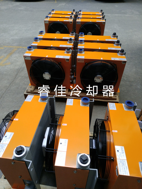 風(fēng)冷油散熱器AH1490發(fā)貨.jpg 風(fēng)冷油散熱器AH1490發(fā)貨.jpg