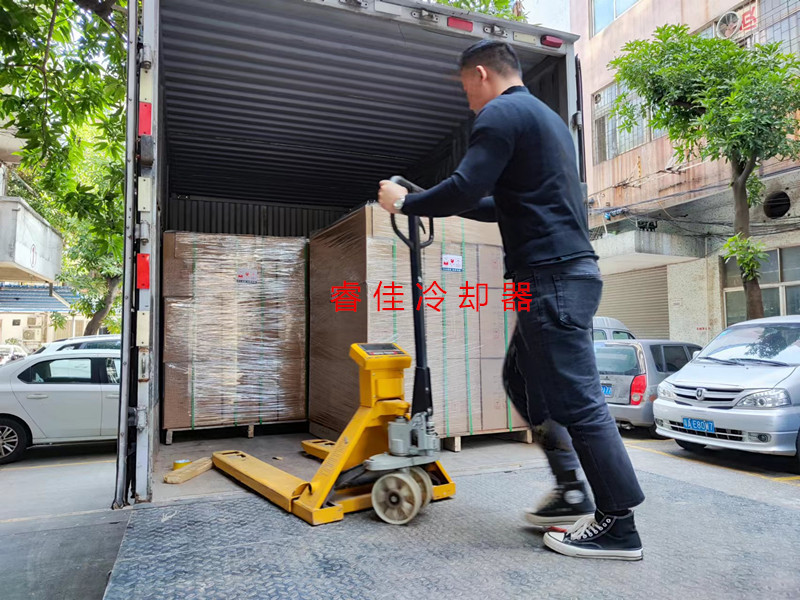 睿佳風(fēng)冷卻器發(fā)貨.jpg 睿佳風(fēng)冷卻器發(fā)貨.jpg