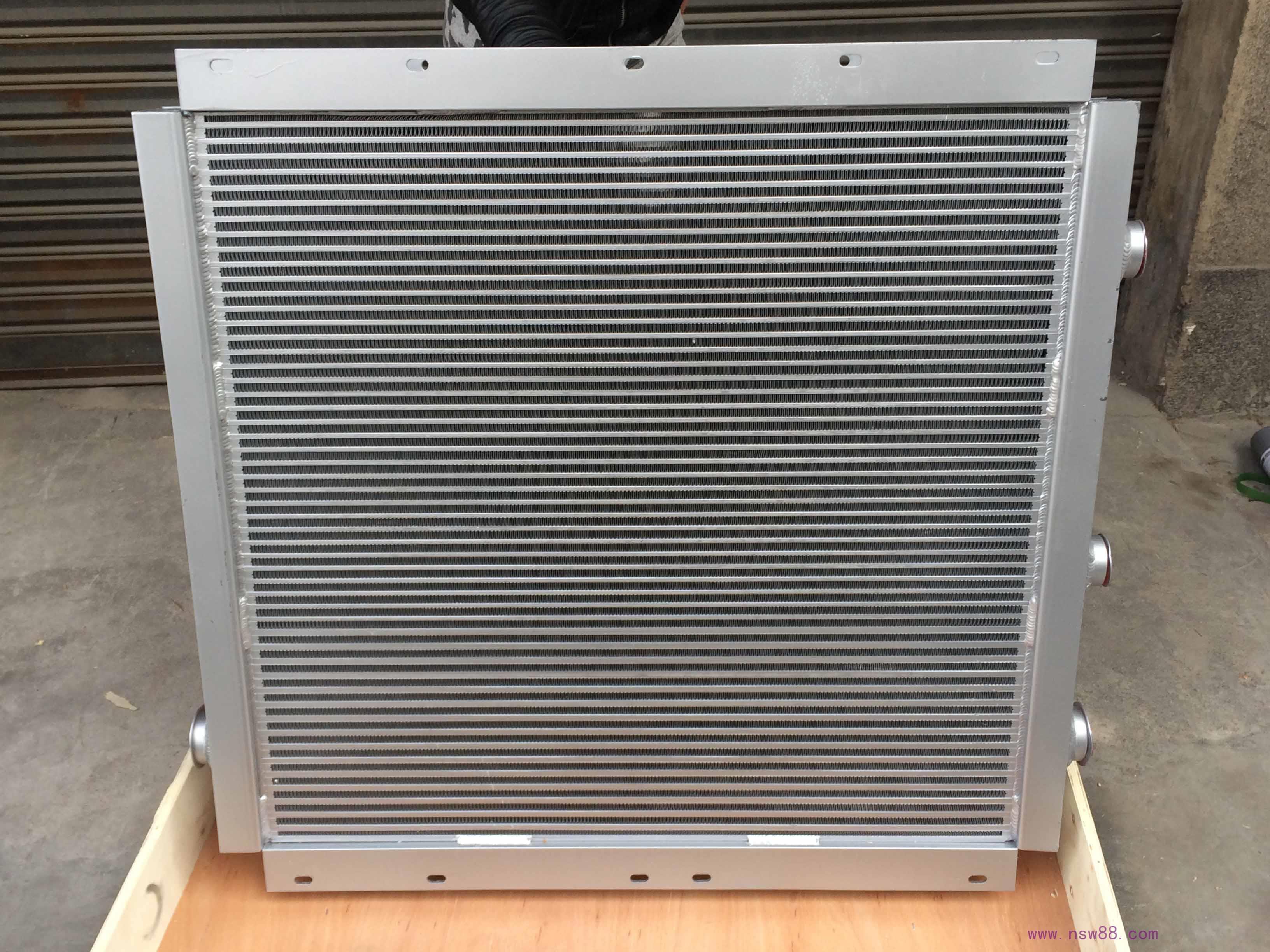 用心設(shè)計(jì)睿佳為您非標(biāo)定制紅五環(huán)空壓機(jī)冷卻器