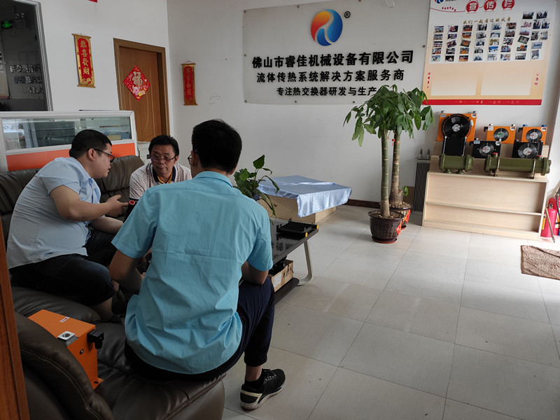 客戶到訪，選購睿佳液壓風冷卻器