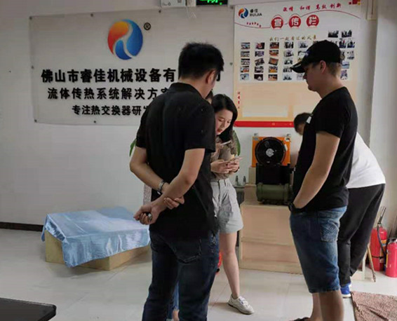 外國客戶到訪睿佳<font color='red'>水冷卻器</font>廠家